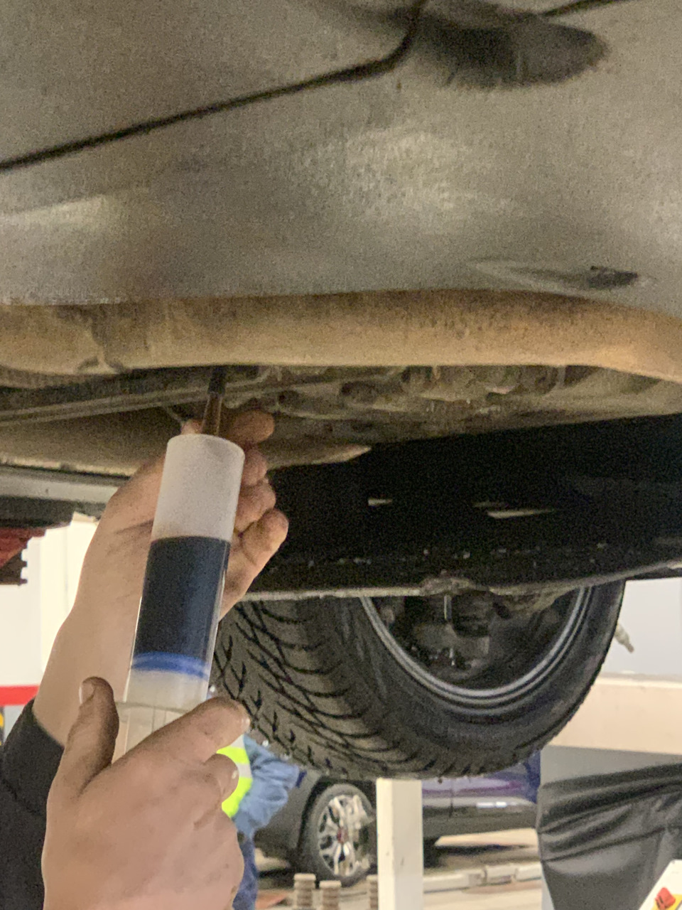 Замена масла в раздаточной коробке — Hyundai Genesis (2G), 3,8 л, 2015 ...