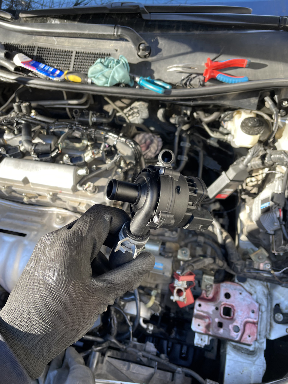 Доп насос бош на печку — Toyota Camry (XV50), 2,5 л, 2012 года ...