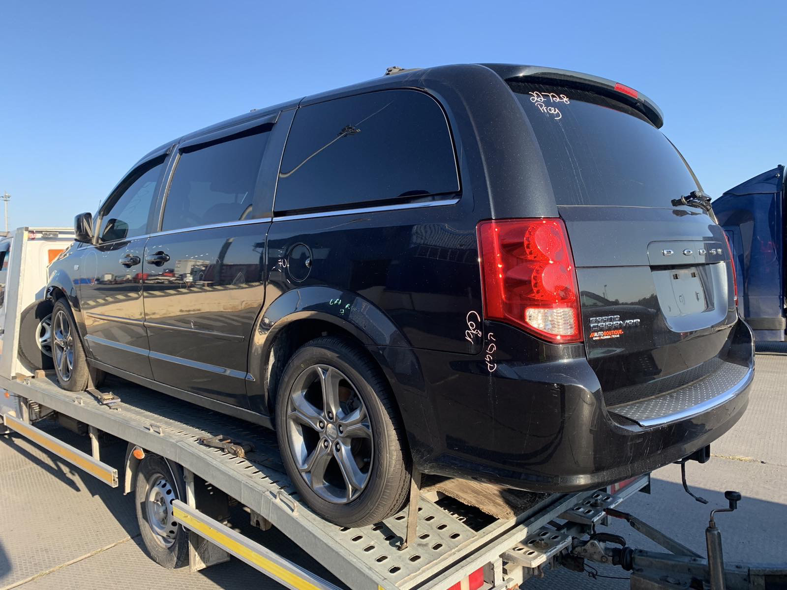 Dodge Grand Caravan 5. Додж Гранд Караван 5. Сабвуфер в Додж Гранд Караван 5.