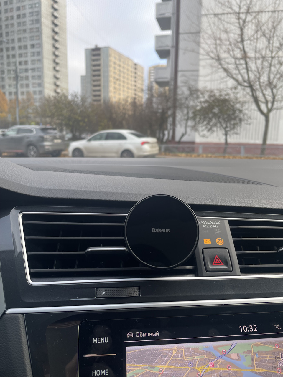 Коврик в багажник и держатель для телефона вместо CarPlay — Volkswagen  Tiguan (2G), 2 л, 2019 года | просто так | DRIVE2