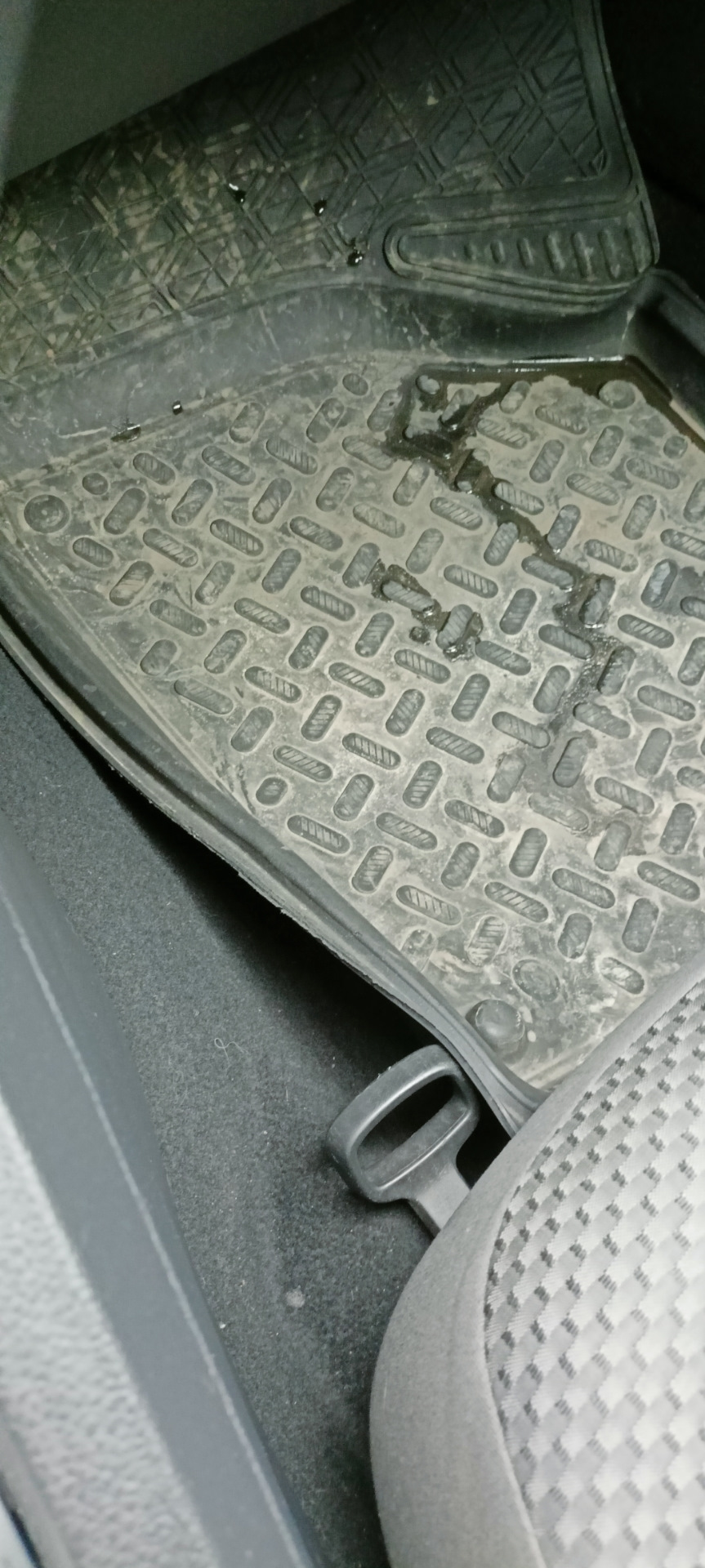 Jetta 6 / Влажно под пассажирским ковриком — Volkswagen Jetta VI, 1,4 л ...