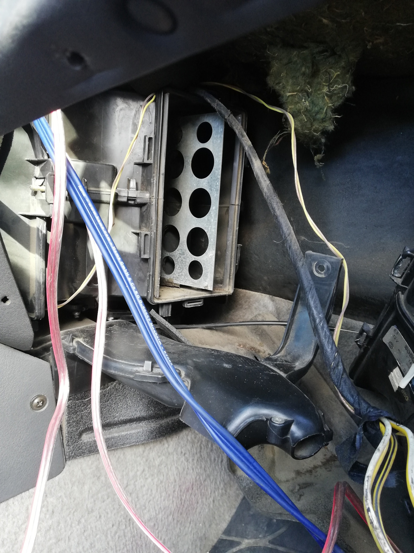 Не дует в ноги печка пассат б6. Печка дует холодным воздухом пассат б5 рестайлинг. Печка дует холодным воздухом на пассат б5 универсал. Не дует пассат б5. Печка дует холодным пассат б3.