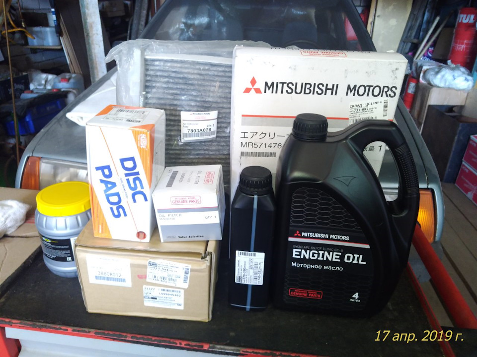 небольшой комплект для ТО — Mitsubishi Pajero (4G). Запчасти на фото: 3880A012, 7803A028, MR571476