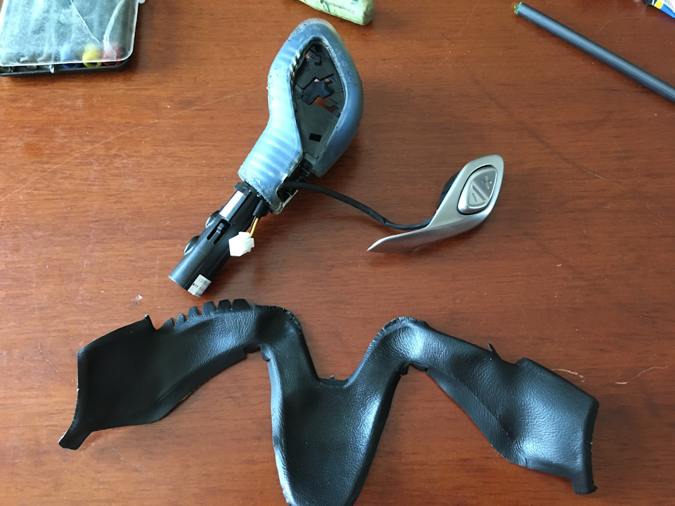 Снимается старая шкурка-отклеивается достаточно легко.Удаляем остатки старого клея. — Ford Mondeo V