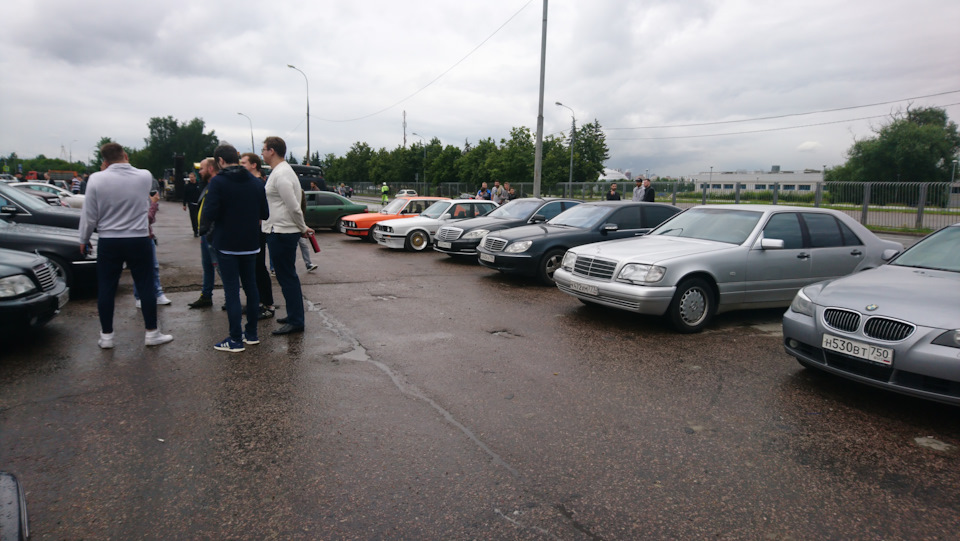 на фото оказались случайные баварские машины, которые приехали, видимо, потусить, но мерседесы приезжали бесконечным потоком — Mercedes-Benz E-Class (W124)