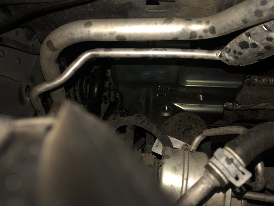 Установленный кожух вид из под капота — Ford Mondeo V