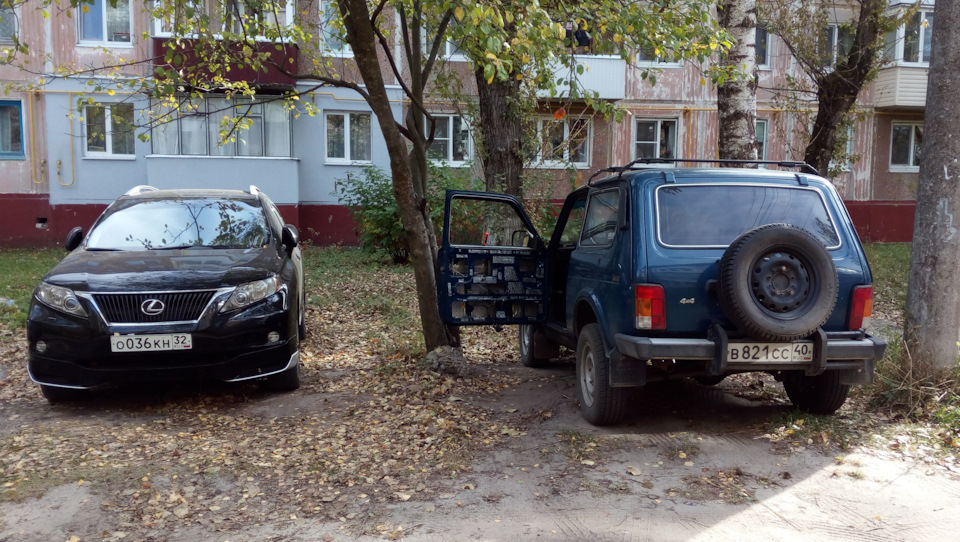 Как поменять дверную ручку на ниве 2121. alAAAgM2t A 960. Как поменять дверную ручку на ниве 2121 фото. Как поменять дверную ручку на ниве 2121-alAAAgM2t A 960. картинка Как поменять дверную ручку на ниве 2121. картинка alAAAgM2t A 960. Внезапно сломалась внутренняя ручка открывания двери, водительская. Накладка с нее бодро улетела в траву. Чтож — ВАЗ. В магазе симпотная продаваночка предложила от 2101, но у меня родные 2107 пластик.Попросил поискать то, что мне надо. Нашлись металлические блестящие 2107 по 100 руб за штуку. А что! Богато! Решил поменять обе. Ну и накладки 2107 с хромом по 15 руб до кучи:-)