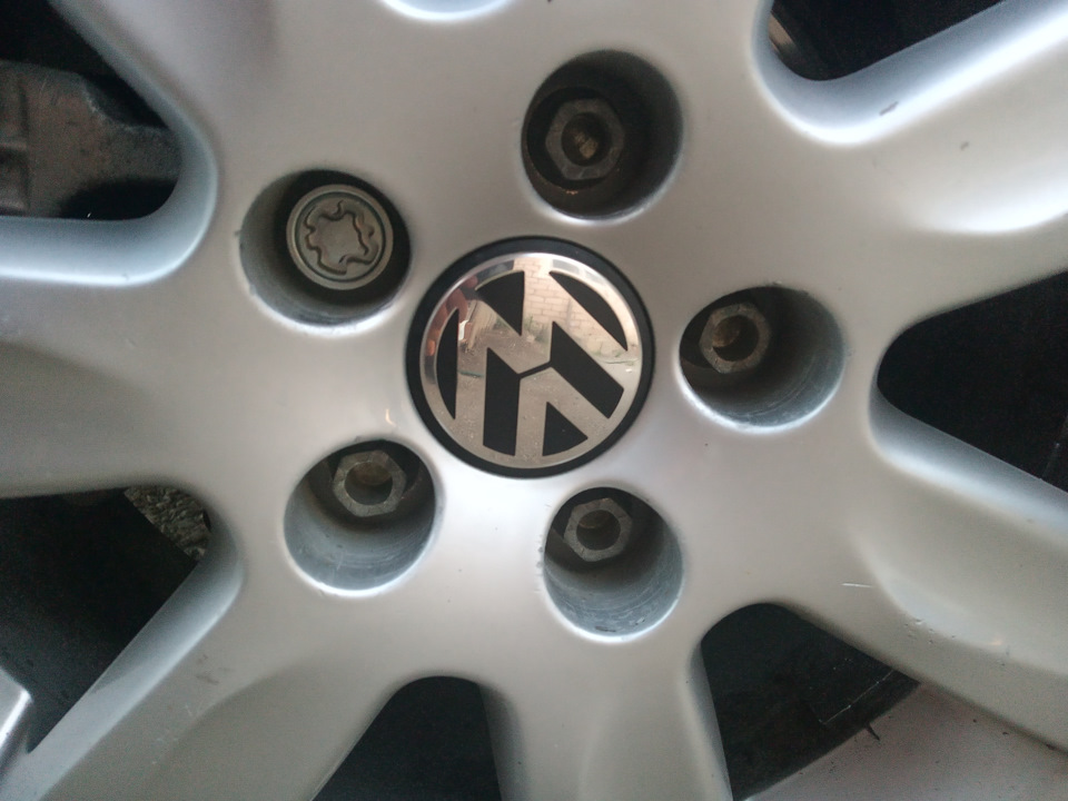 Установка \"секреток\" заместо штатных болтов. — Volkswagen Polo Sedan, 1 ...