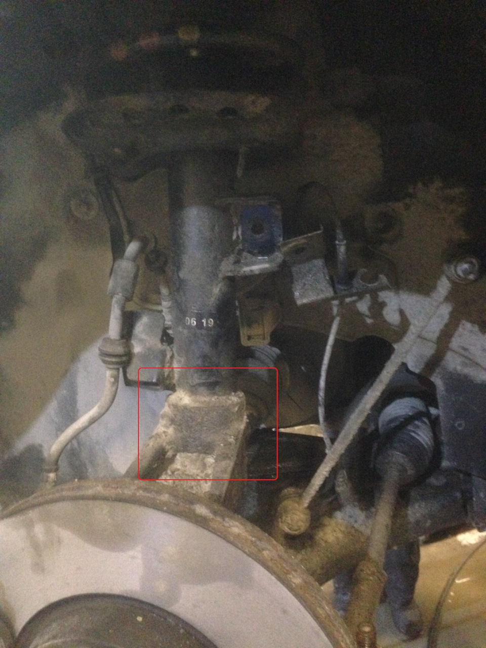 Krok 6 — Przód: od góry komory silnika odkręć trzy nakrętki górnego mocowania kolumny i wyjmij kolumnę z auta. — Ford Mondeo Mk4 FL