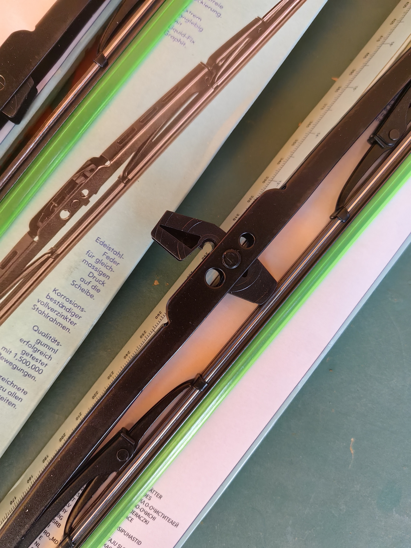 Как устанавливаются дворники на машину. Шевроле нива крепление щеток стеклоочистителя. Меняет дворники на авто. Инструкция по установке каркасных дворников. Как заменить щетки на дворниках.