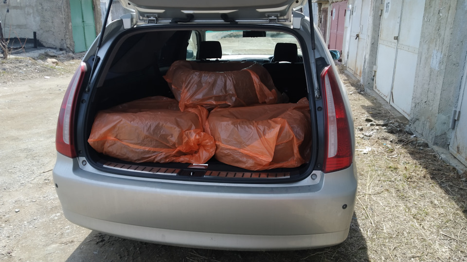 В этом багажнике не почувствуешь себя человеком, который задолжал мафии. — Toyota Mark II Blit