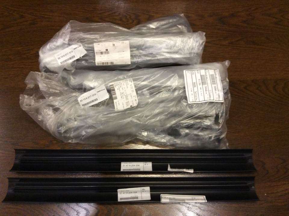 Щитки на передние пороги и два комплекта пластика на полозья сидений. Комплекты одинаковы на оба передних сиденья. Передние щитки также одинаковы слева и справа, номер детали 51 47 8 204 004 — BMW 5 series (E39). Запчасти на фото: 51478204004, 52108217315