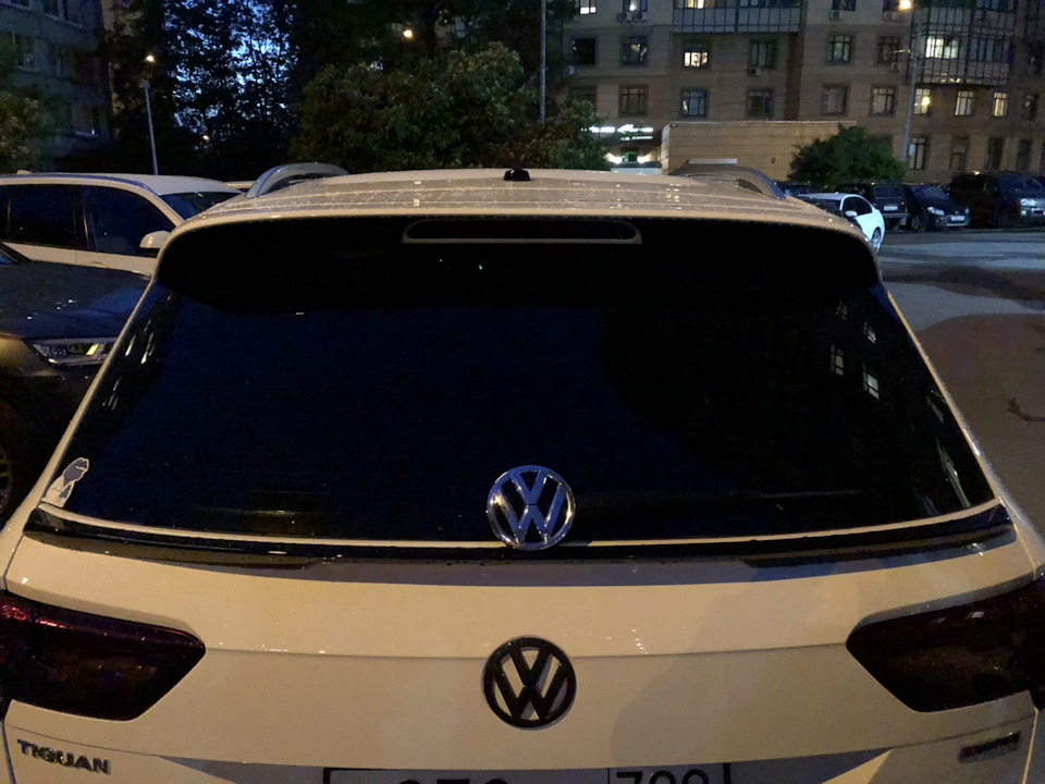 Как снять заднее стекло тигуан 8.5 замена заднего значка VW - Volkswagen Tiguan (2G), 2 л, 2019 года стайлинг D