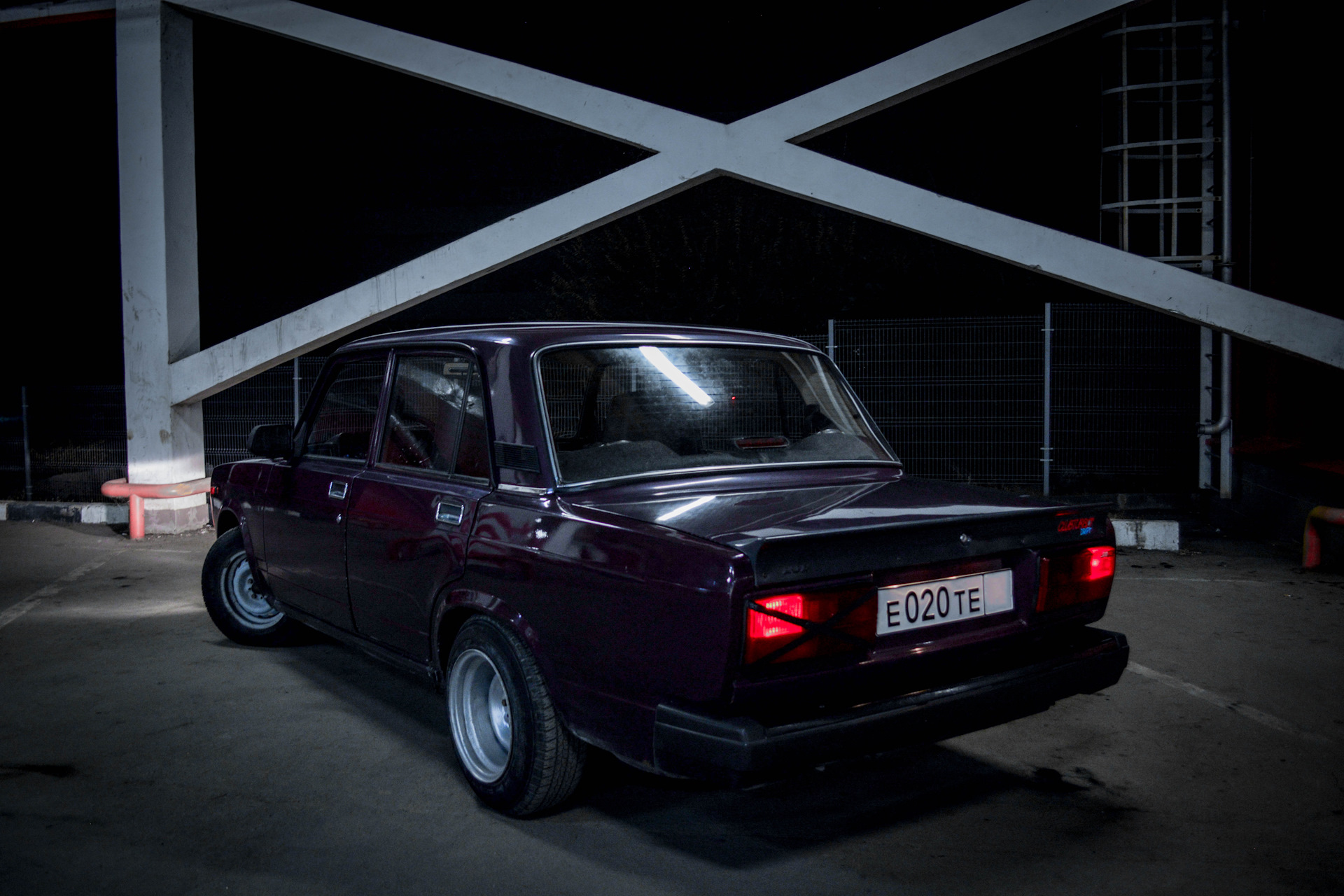 Можно ли на ваз 2107. Лада 2107 стенс. Lada 2107 stance. 2107 Вишневая стенс. ВАЗ 2107 черная stance.