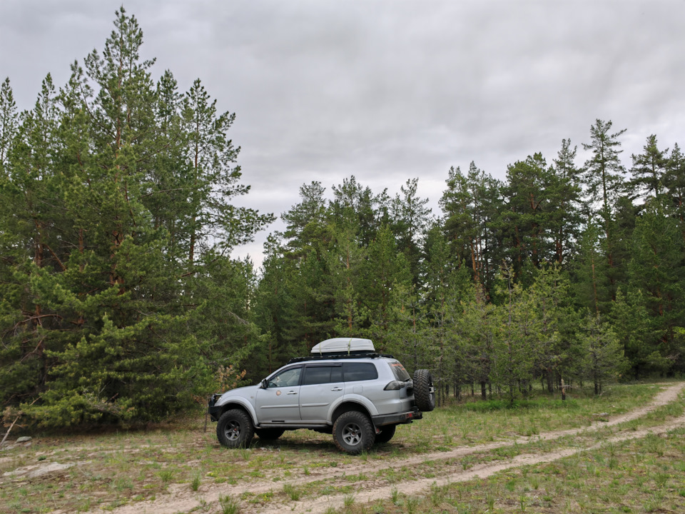 Находим неплохое местечко для ночевки. Вне природного заповедника, само собой. — Mitsubishi Pajero Sport (2G)