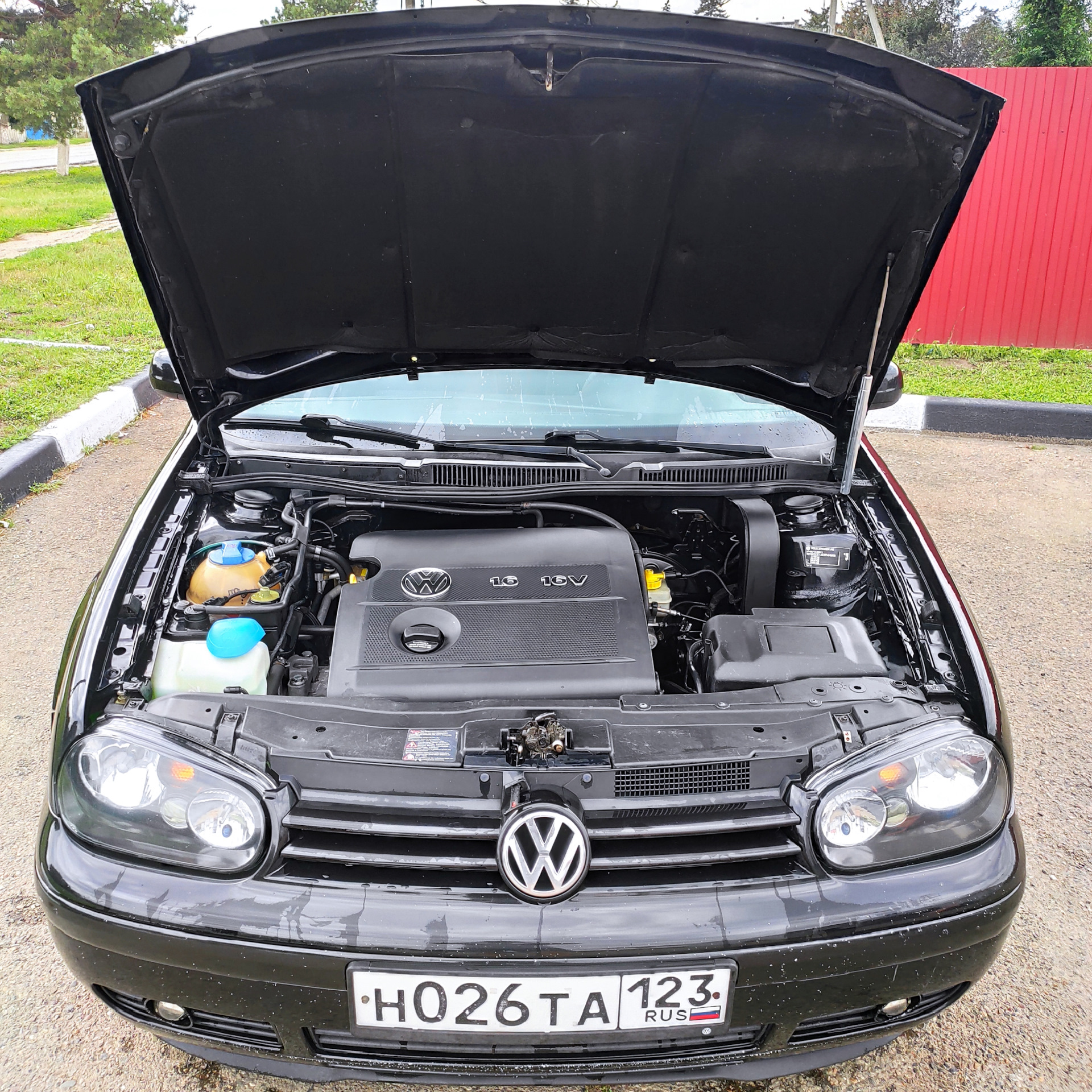 Volkswagen golf 4 подкапотное пространство