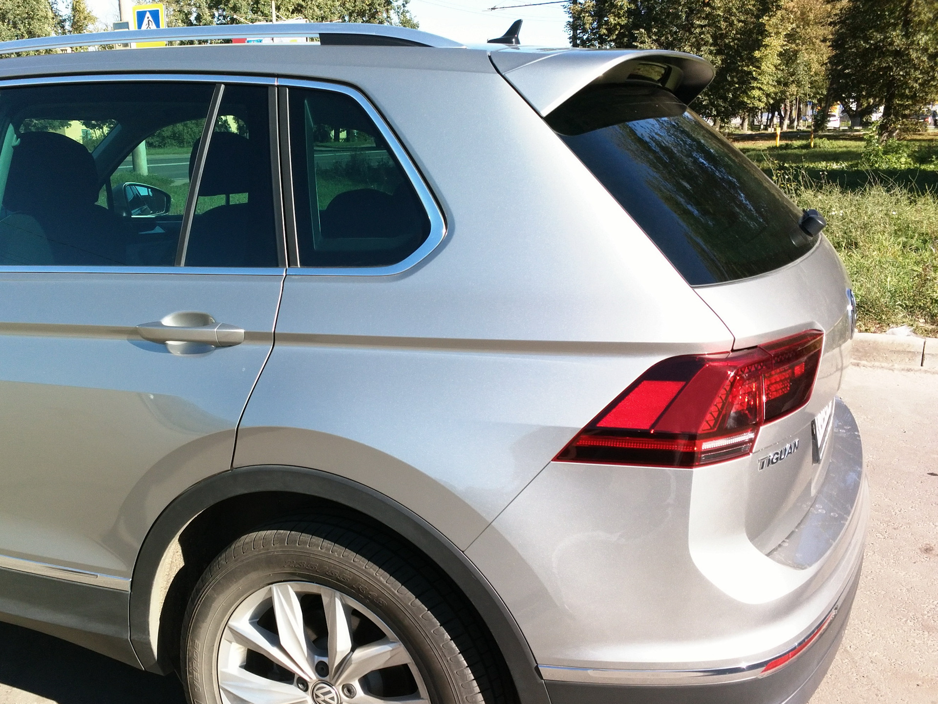 спойлер tiguan 1. спойлер тигуан.