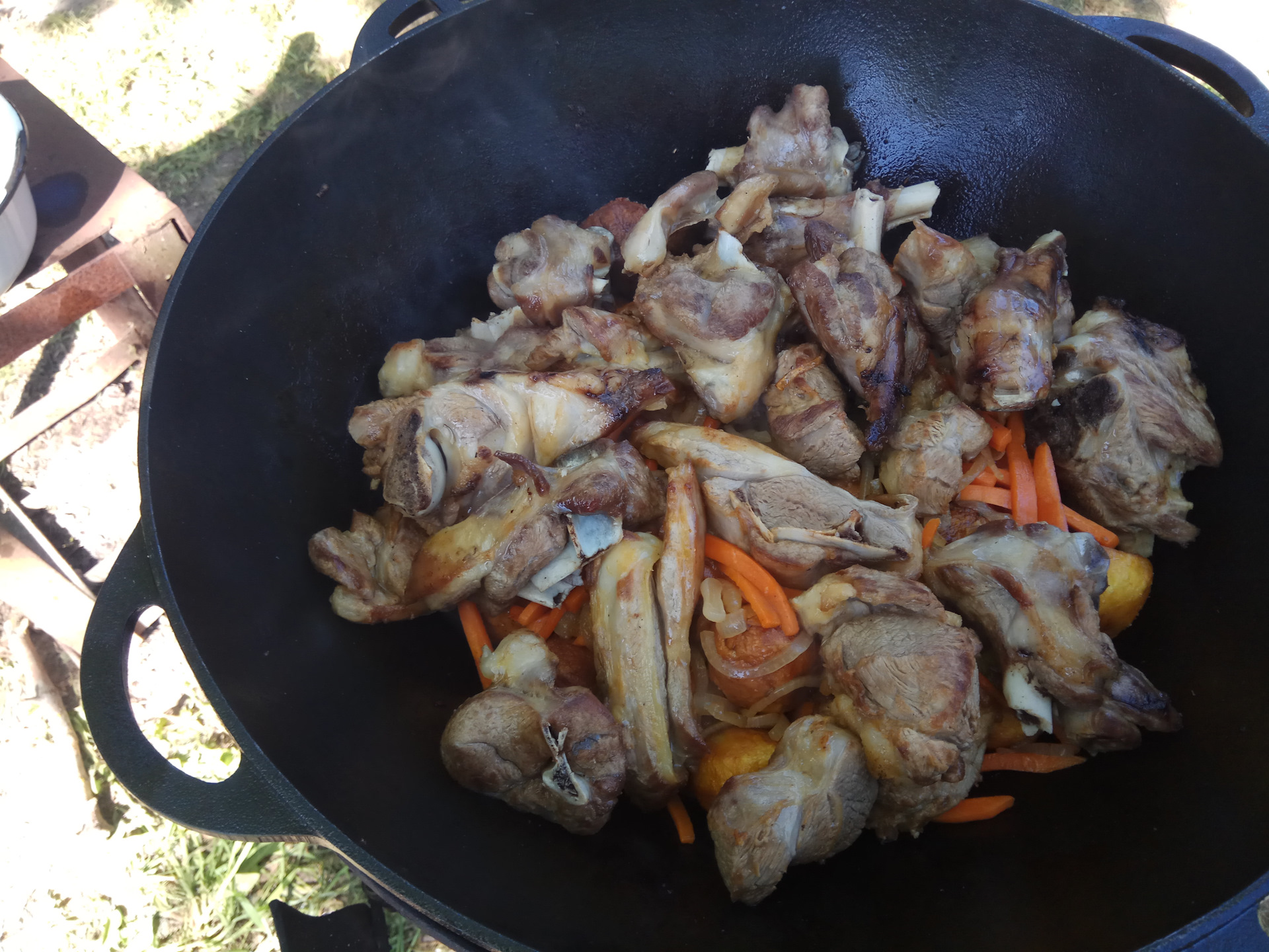 жареная картошка с мясом в казане. пожарить в казане. казан на костре. курица в казане. острые креветки жареные в казане на костре.