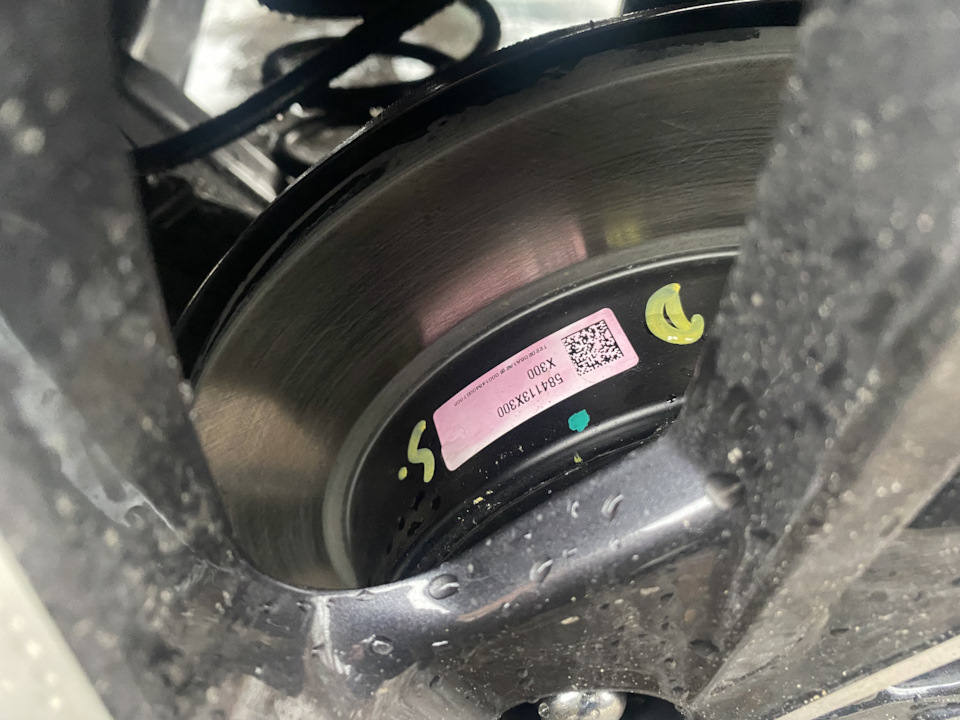 Тормозной диск оригинал, но весь пыльник в антикоре:( — Hyundai Creta (1G). Запчасти на фото: 584113X300