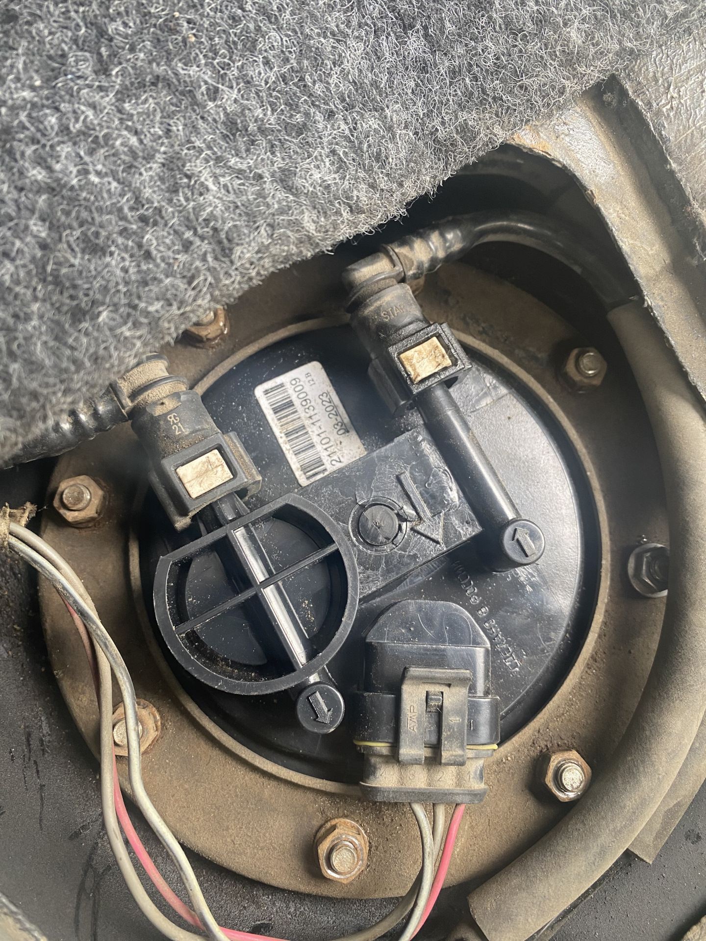 Замена топливного Насоса в сборе — Lada 2114, 1,6 л, 2007 года ...