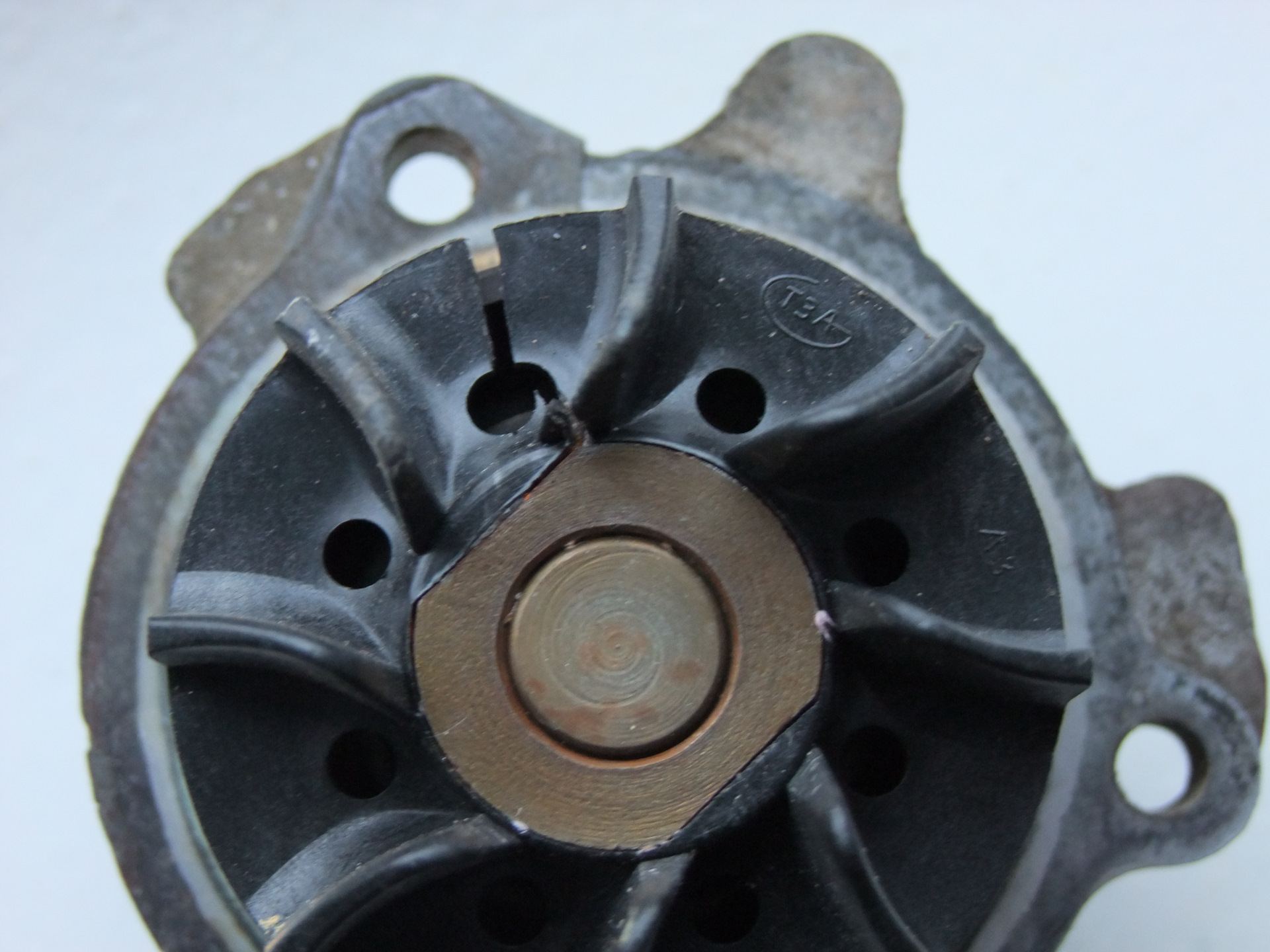 Дв 15 тис дэу новус. Втулка распредвала dv15tis. Помпа на двигатель 11183. "тза" 2108-1307010. Помпа заводская ваз 21083.