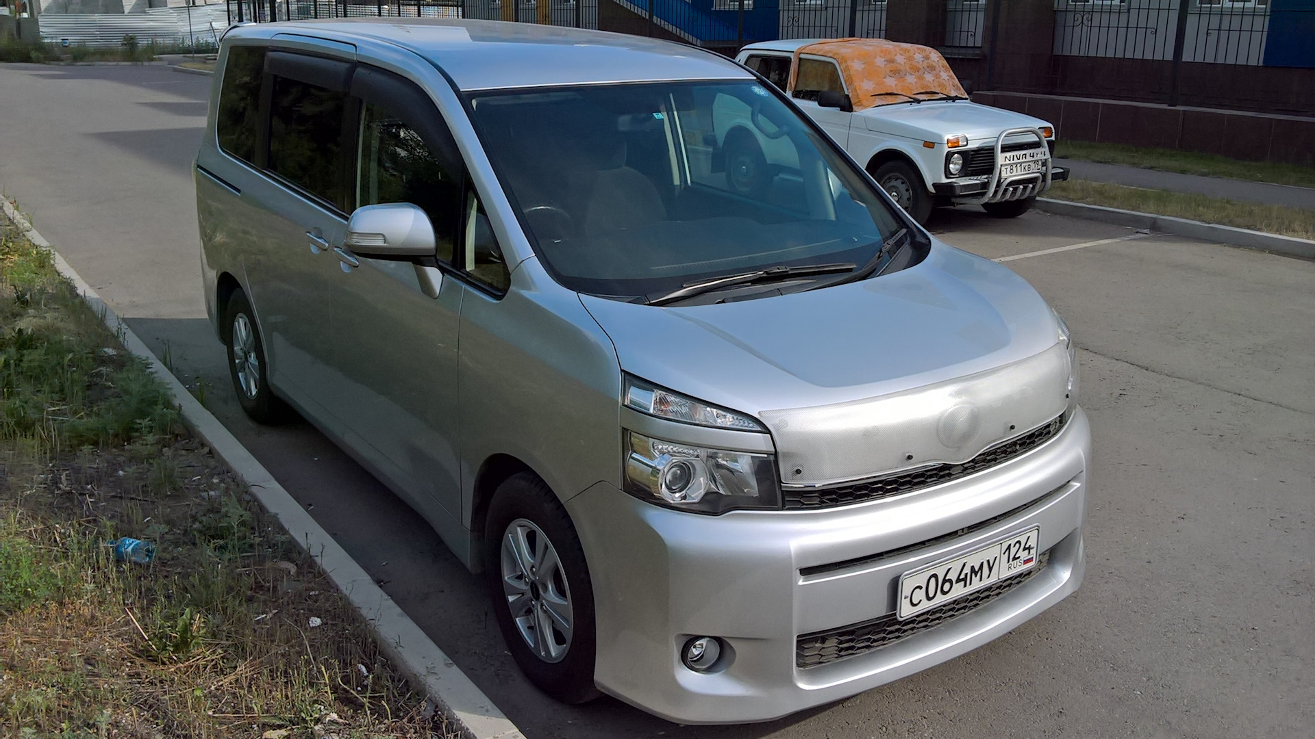 Продажа тойота вокси. Toyota Voxy 2015. Тойота Вокси 201 цвет. Toyota Voxy 2015 Blue. Тойота Вокси 65 кузов.