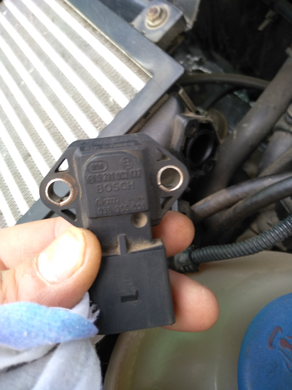 Датчик G71 вроде такиой стоит с завода — Volkswagen Multivan (T4). Запчасти на фото: 231907