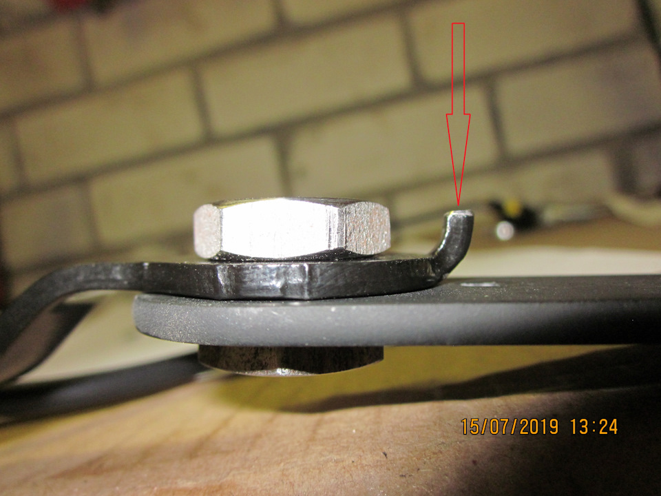 Уступ по красной стрелке был подточен на наждаке, иначе он мог активно царапать пластик. Собрано уступом наружу потому что… — Lada Vesta SW (1G)