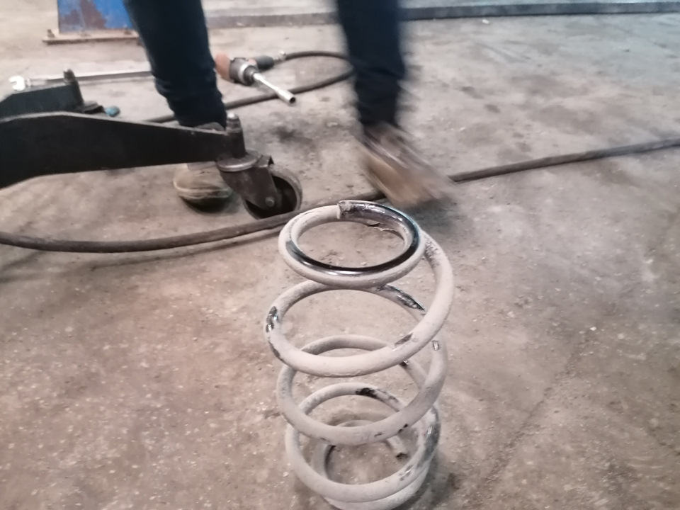 14. Tył: odkręć dolne mocowanie amortyzatora; powoli opuść wahacz — zachowaj bezpieczeństwo. — Mercedes B-Class W246/T246