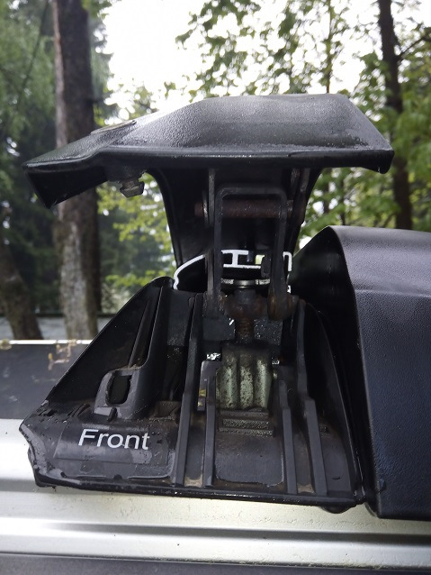 Притягивание осуществляется опусканием пластикового кожуха, который закрывает механизм. Тут грязновато, но планирую помыть и смазать. — Ford Galaxy (Mk III)