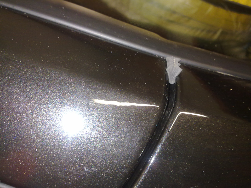 Сложенный пополам оконный уплотнитель. Надо его просунуть в этот самый стык, под дефлектор. — Lada Vesta SW Cross (1G)