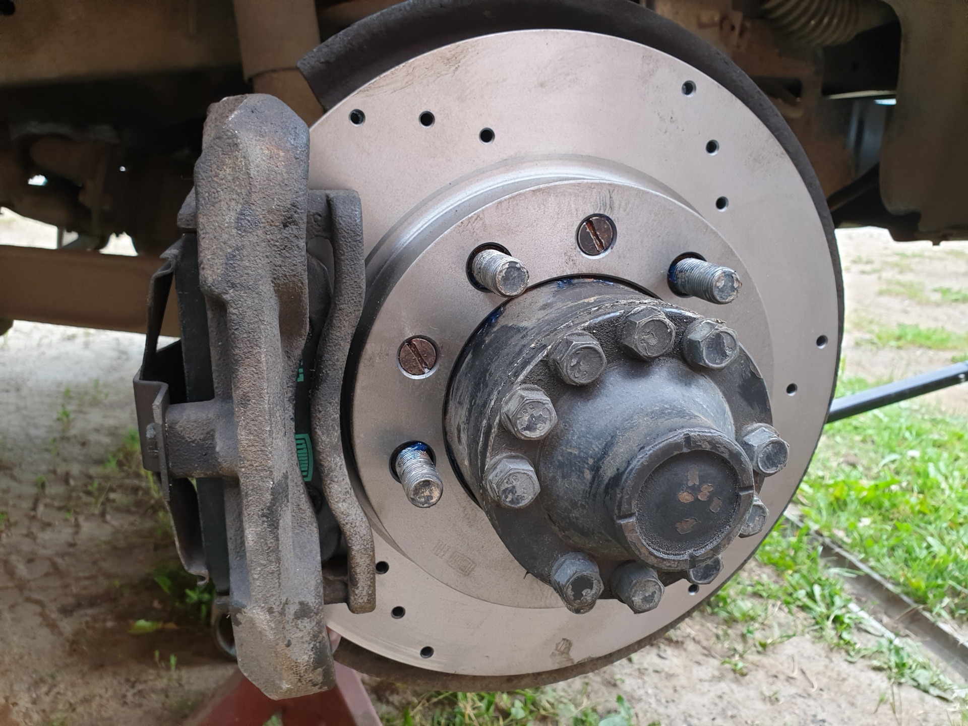 Замена передних тормозных дисков и колодок — DRIVE2