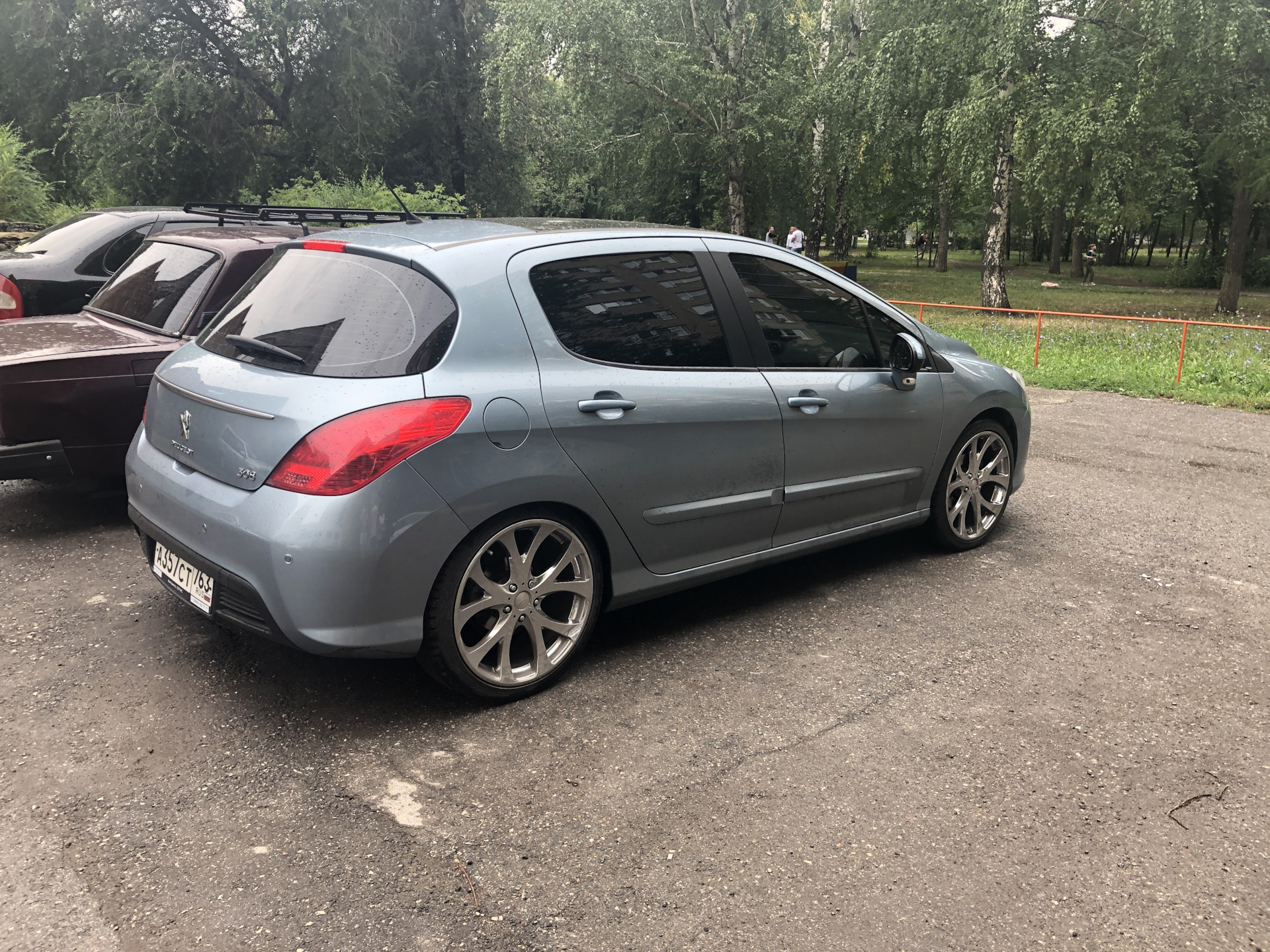 Разболтовка пежо. Проставки Пежо 308. Peugeot 308 разболтовка. Пежо 308 на проставках. Колёсные проставки на Пежо 308.