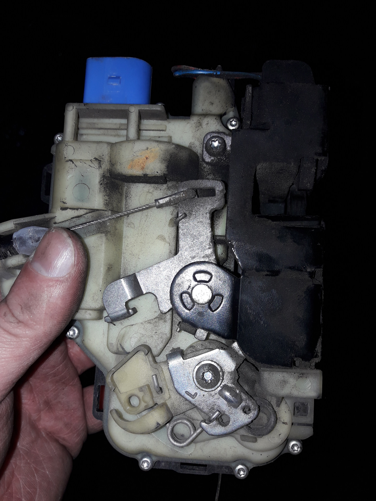 дверной замок фольксваген 2005. 5 дизель. не открывается ключом замок водительской двери. центральный замок пассат б5. деталировка переднего замка форд фиеста 2007.