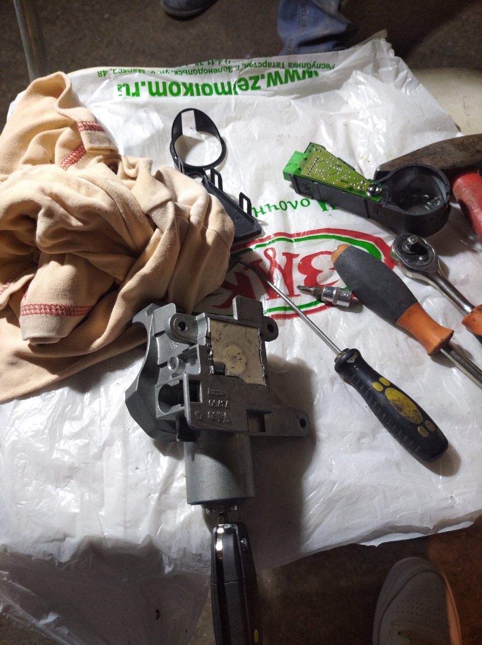 Переборка замка зажигания — Volvo S60 (1G), 2,4 л, 2005 года | своими ...