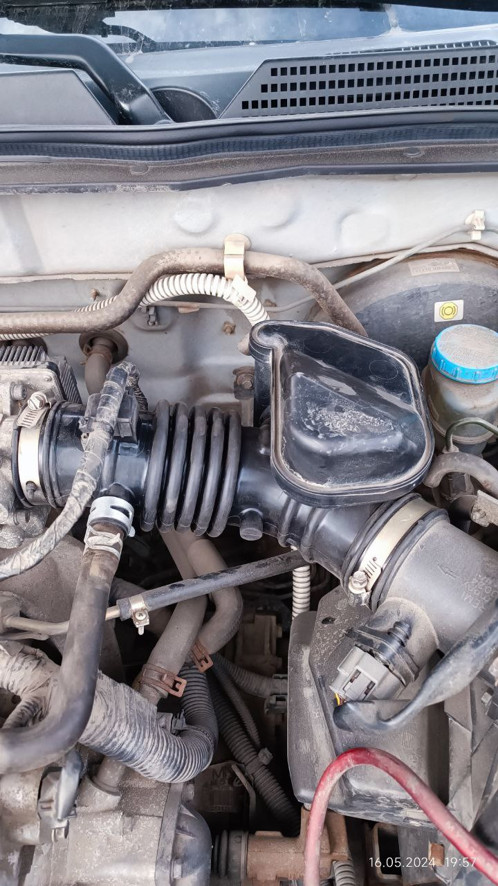 Патрубок воздуховода — Nissan Almera II (N16), 1,5 л, 2004 года ...