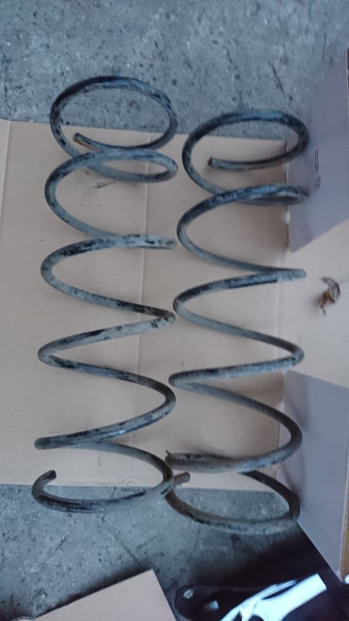 Пружины задних амортизаторов — Mazda 323 V, 1,5 л, 1997 года | запчасти ...