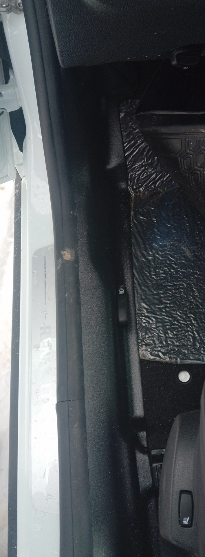 У водительской накладки предусмотрена дырка под рычажок крышки бензобака, и углубление рычага открывания капота — Renault Logan Stepway