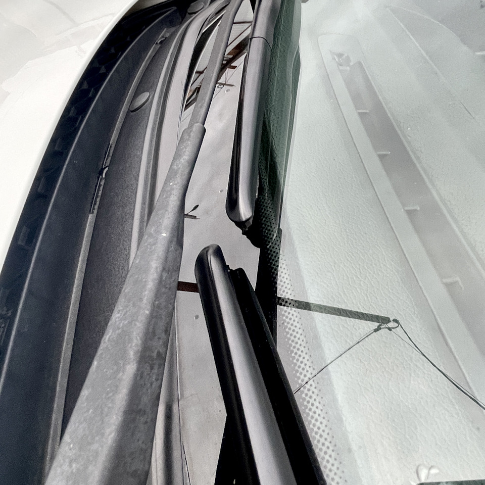 Расстояние между дворниками 600 и 450 мм около 1-2 см, позволяет работать беспрепятственно. — Lada Приора седан