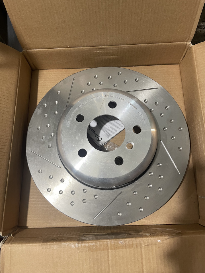 Тормозной диск задний BREMBO на BMW 3 series Touring (F31), BMW 3 ...