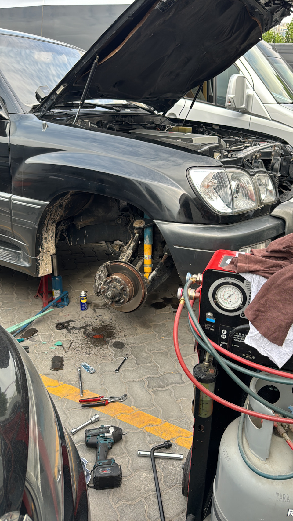 Переборка суппортов и замена компрессора кондиционера. LX470 дубайский ...