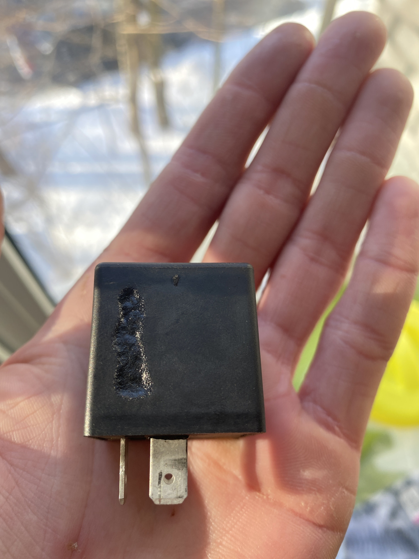 сгоревшее реле. сгоревшее реле на вентилятор. прогорела реле lg. прогоревшие контакты реле. реле поворотов 2114.