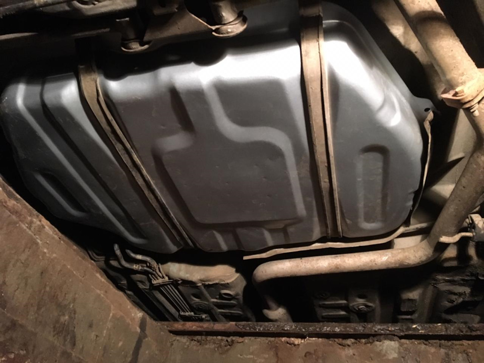 Ржавый бак достал. Очередная чистка форсунок, и замена самого бензобака ...