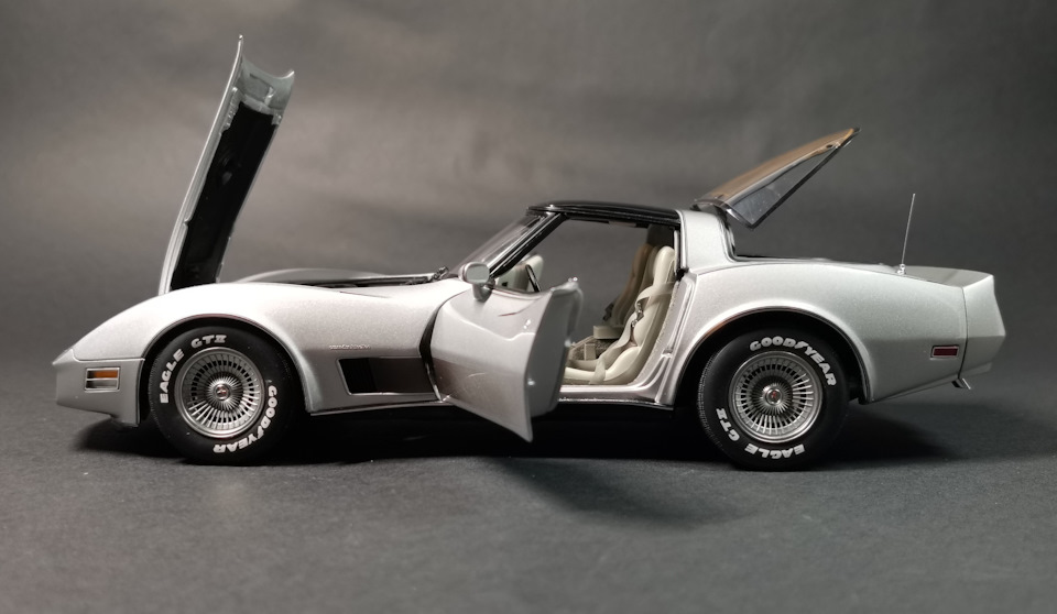 Chevrolet Corvette C3 1982 Collector's Edition №71201 1/18