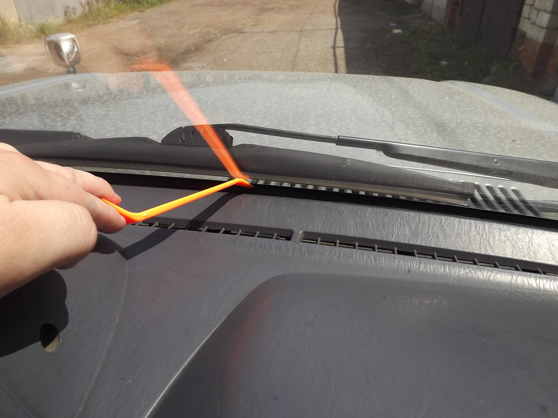 Резинка между стеклом и панелью. — Toyota Land Cruiser Prado 90-series ...