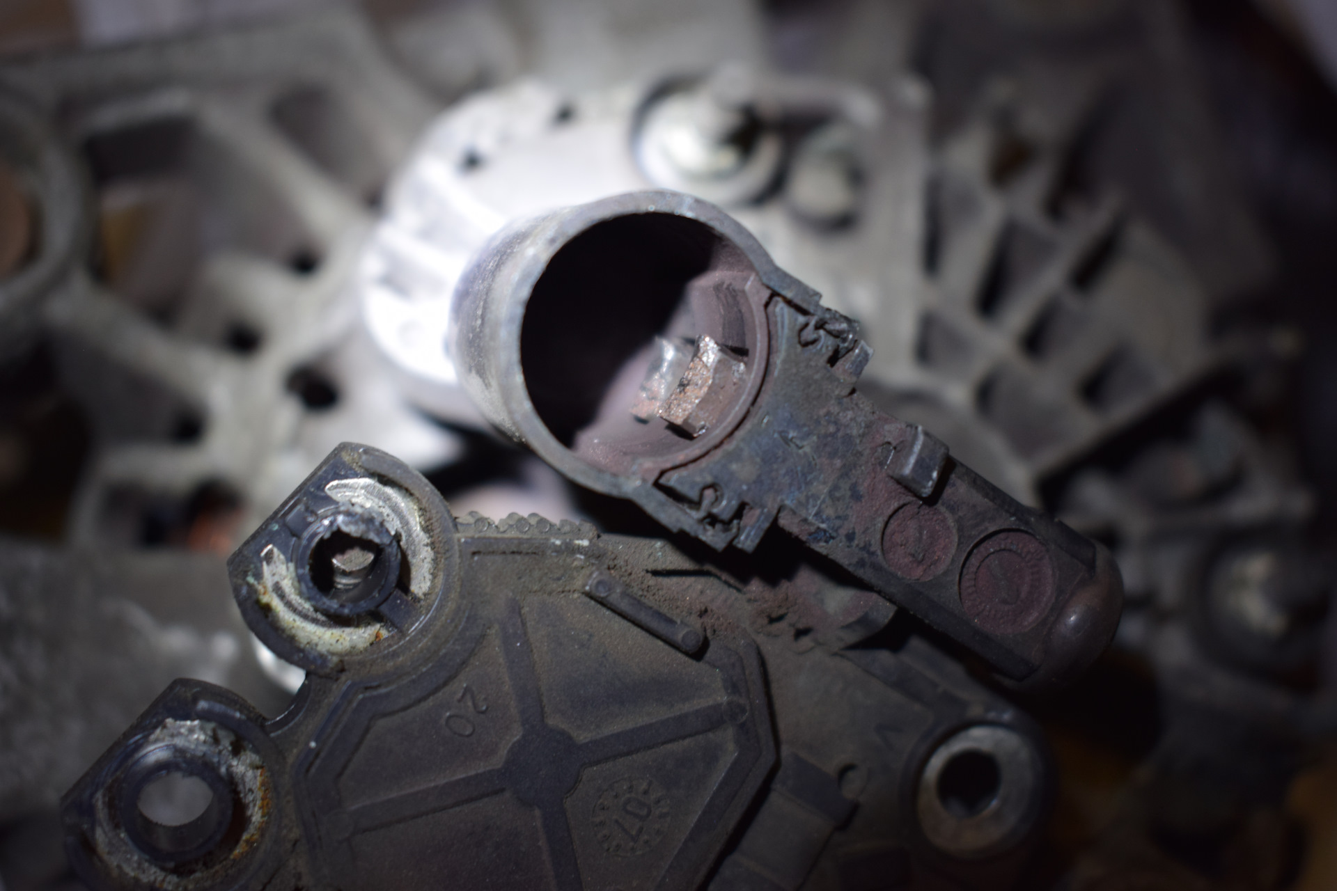 Начала светить зарядка АКБ на холостых, при увеличении оборотов ...