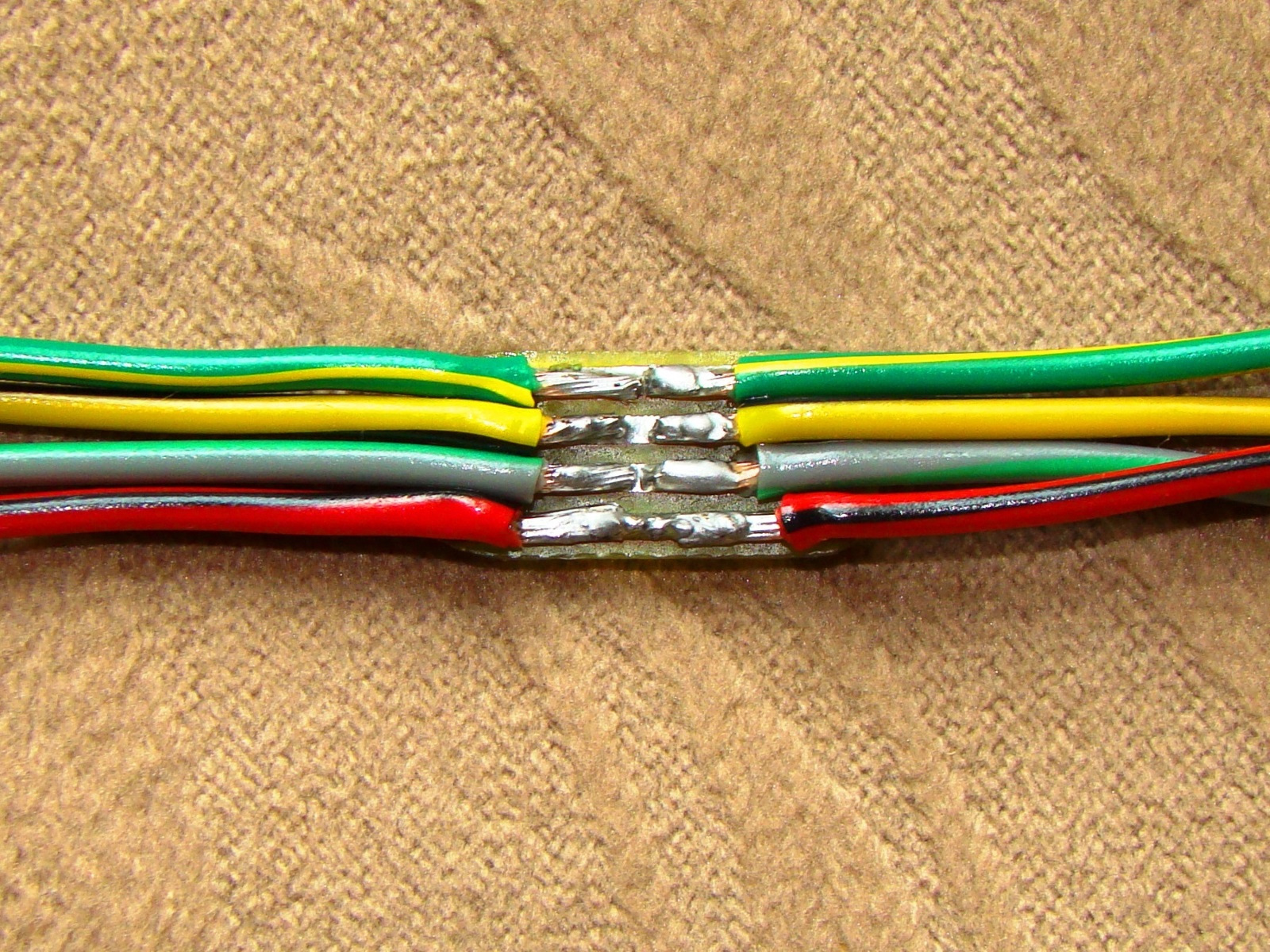 Наращивание проводов. Соединитель автомобильных проводов скрутка. Коннектор соединения проводов/красный 2520. Клеммник соединитель МКЭШ. Пайка проводов 220.