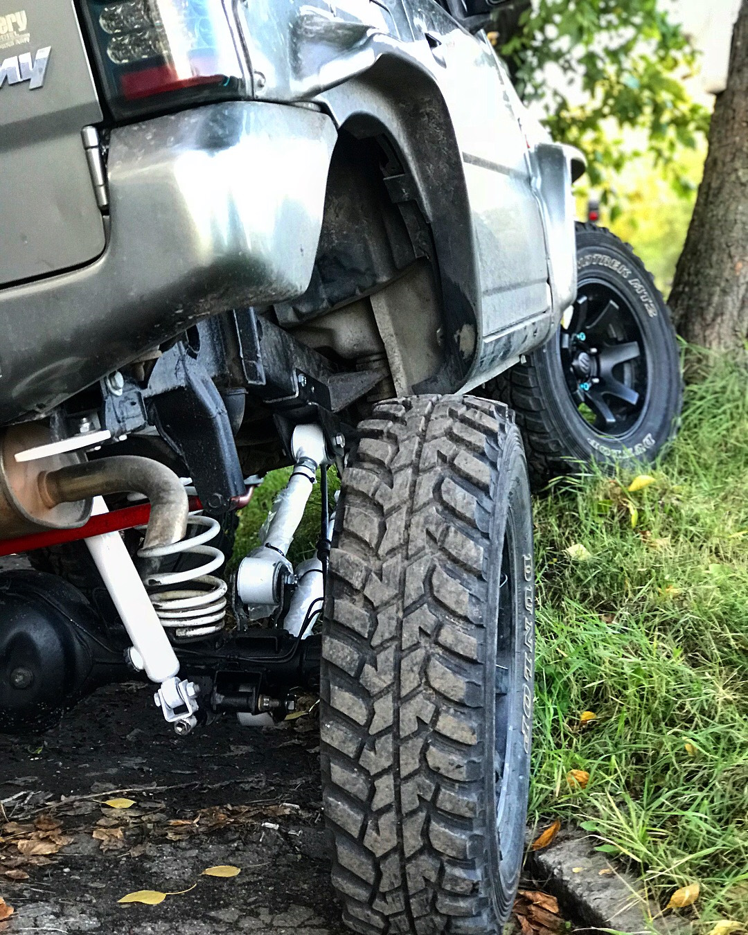 Проставки джимни. Suzuki Jimny подвеска. Подвеска Сузуки Джимни. Suzuki Jimny Suspension. Судзуки Джимни подвеска.