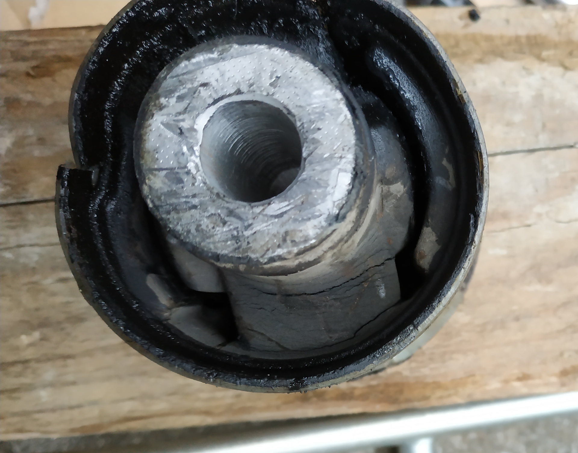 сайлентблок балки kia rio 3. 4. сайлентблок задней балки киа рио 3. форд фокус сайлентблок задней балки большой. сайлентблоки задней балки фото.