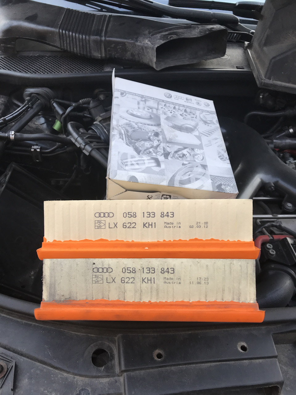 Воздушный так же по замес — Audi Allroad (C5). Запчасти на фото: 058133843, LX622